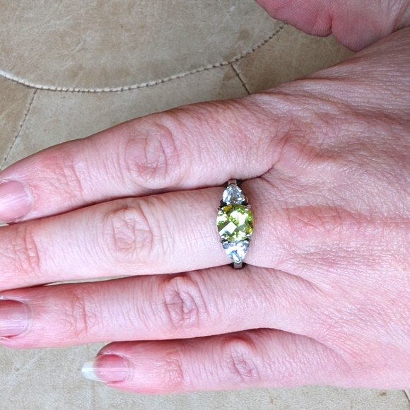 3 stone ring with vibrant green centre - Picture 4 of 6
